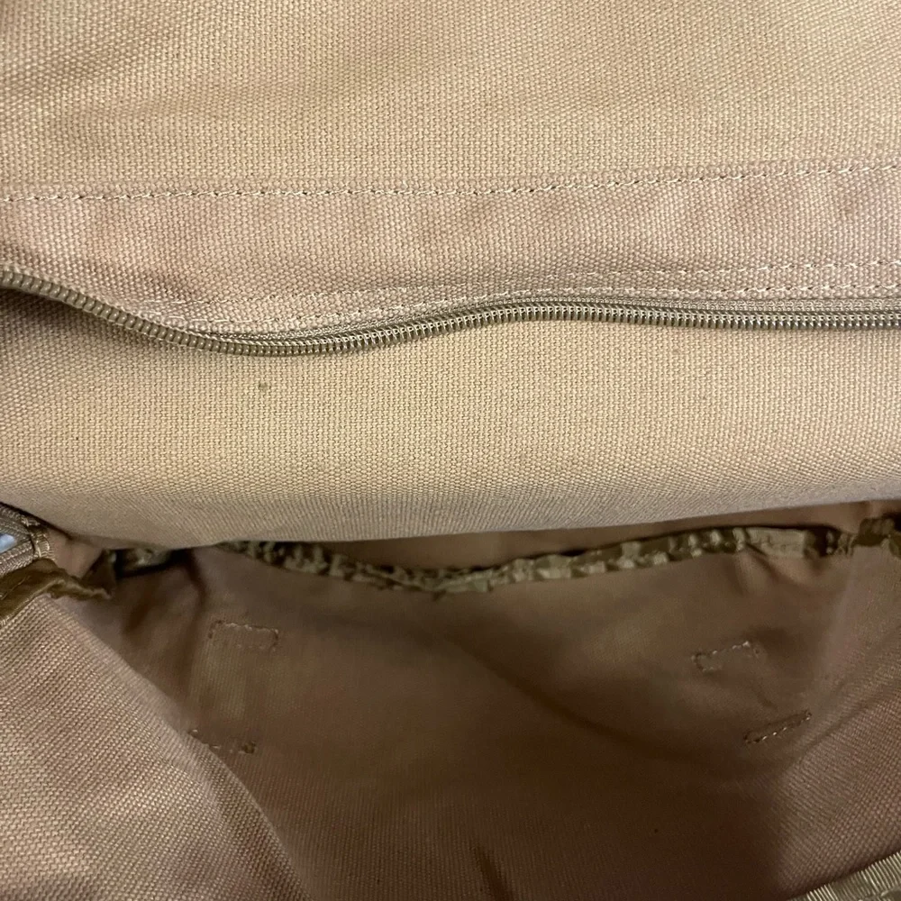 Pre-Owned OHUHU Tan Canvas Digital Camera Messenger Style Bag. Great Condition